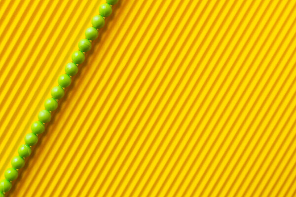 вид сверху на зеленые шары на желтом полосатом фоне