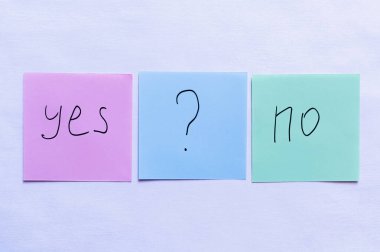 evet yazılı kartların üst görünümü ve menekşe arkaplanındaki soru işaretinin yanında kelimeler yok