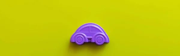 Parlak Sarı Arka Planda Mor Plastik Arabanın Üst Görüntüsü Afiş — Stok fotoğraf