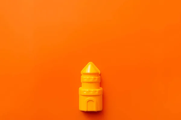 Turuncu Arkaplanda Parlak Sarı Plastik Kule Manzarası — Stok fotoğraf