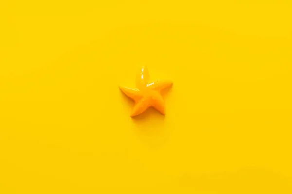 Vista Superior Molde Estrela Mar Plástico Fundo Amarelo Brilhante — Fotografia de Stock