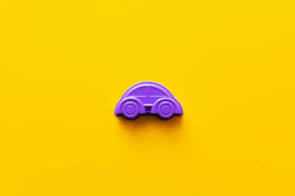 Vista Superior Del Coche Plástico Púrpura Sobre Fondo Amarillo Brillante —  Fotos de Stock