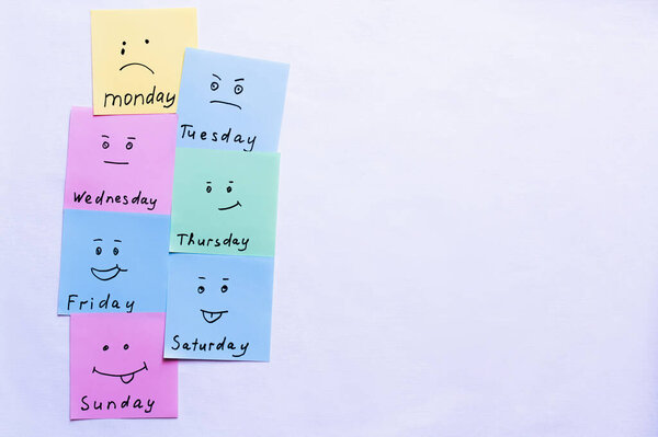Vista Superior Tarjetas Con Nombres Día Emoticonos Con Varias Emociones — Foto de Stock