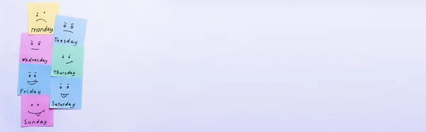 Вид Зверху Різнокольорові Картки Різними Емодзі Назвами Дня Пастельному Фіолетовому — стокове фото