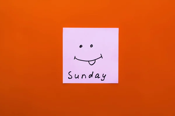 Górny Widok Papieru Nagłówkiem Niedzieli Wesoły Uśmiech Wystającym Językiem Pomarańczowym — Zdjęcie stockowe