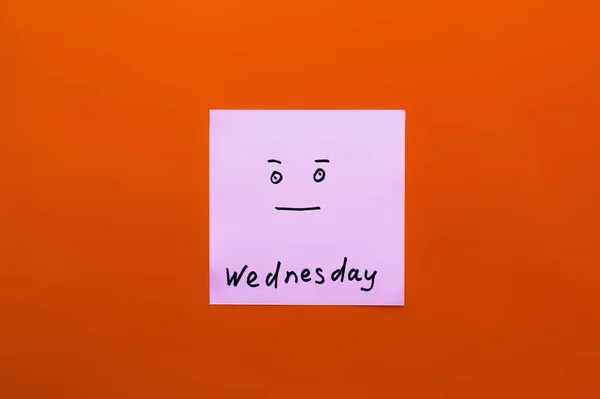 Top View Paper Note Wednesday Lettering Calm Smiley Orange Background — Stock Photo, Image