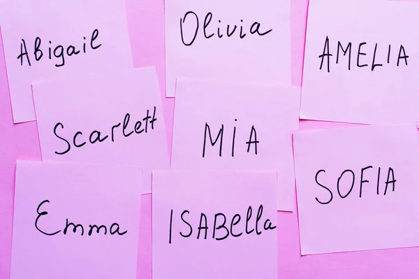 Vista Superior Notas Pegajosas Com Nomes Femininos Diferentes Fundo Violeta — Fotografia de Stock
