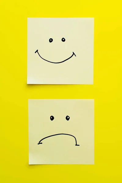 Πάνω Όψη Αυτοκόλλητων Σημειώσεων Χαρούμενα Και Λυπημένα Χαμόγελα Φωτεινό Κίτρινο — Φωτογραφία Αρχείου