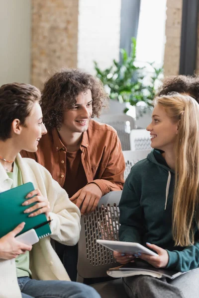 Estudiantes Jóvenes Felices Mirándose Mientras Hablan Aula — Foto de Stock