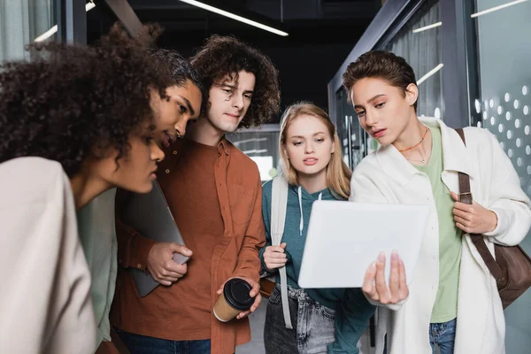 Mujer Joven Mostrando Tableta Digital Estudiantes Interracial Reflexivos — Foto de Stock