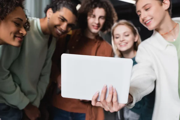 Enfoque Selectivo Tableta Digital Mano Mujer Cerca Estudiantes Multiétnicos Sonriendo — Foto de Stock