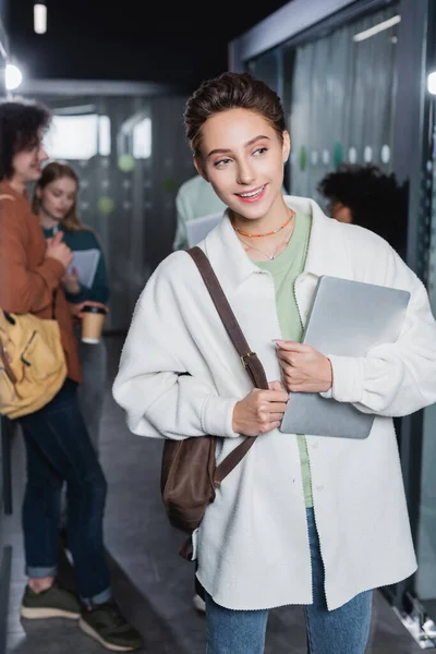 Mujer Joven Con Mochila Portátil Mirando Hacia Otro Lado Cerca —  Fotos de Stock