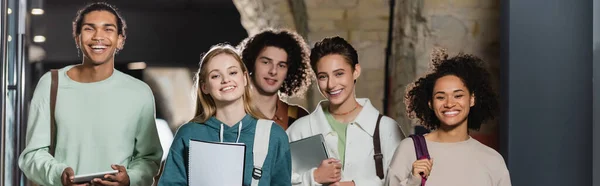 Jóvenes Estudiantes Interracial Sonriendo Cámara Universidad Pancarta —  Fotos de Stock