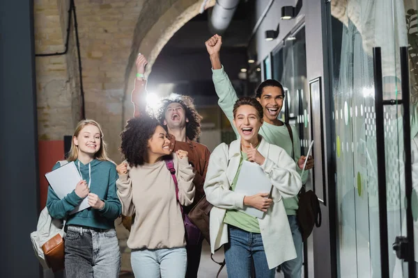 Alegre Afroamericano Hombre Mostrando Éxito Gesto Cerca Grupo Multiétnicos Estudiantes — Foto de Stock