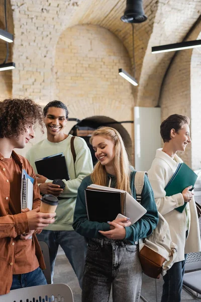 Glada Multietniska Studenter Står Med Papperskoppar Och Copybooks Klassrummet — Stockfoto