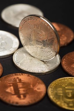 KYIV, UKRAINE - 26 Nisan 2022: Siyah arkaplan üzerindeki gümüş bitcoin görüntüsünü kapat