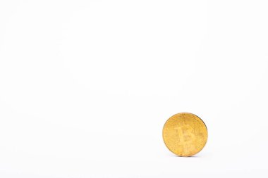 KYIV, UKRAINE - 26 Nisan 2022: Beyaz zemin üzerinde altın bitcoin 