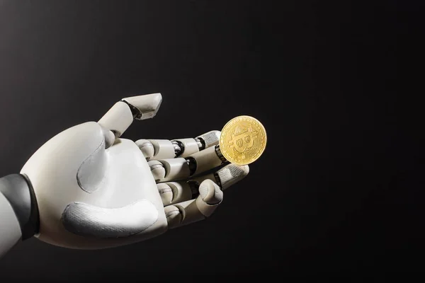 Quiiv Ucrânia Abril 2022 Bitcoin Dourado Sobre Mão Robótica Isolada — Fotografia de Stock