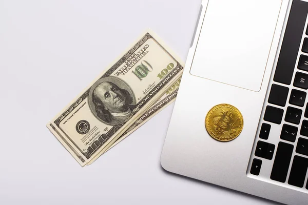 Quiiv Ucrânia Abril 2022 Vista Superior Dólares Perto Bitcoin Laptop — Fotografia de Stock