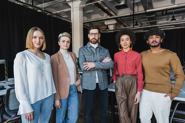 Man Eyeglasses Standing Crossed Arms Multiethnic Colleagues Advertising Agency — Stock Photo, Image