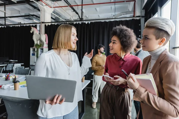 Souriant Femmes Multiculturelles Avec Gadgets Cahier Parler Agence Publicité — Photo