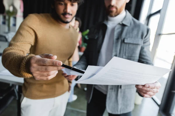 Uomo Indiano Offuscata Che Indica Documenti Mano Del Collega Agenzia — Foto Stock