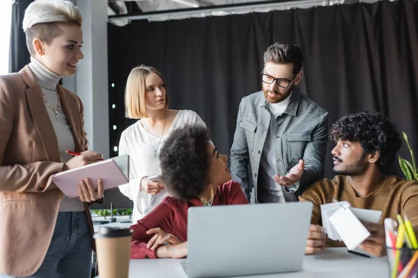 Hombre Negocios Con Gafas Apuntando Con Mano Cerca Equipo Multiétnico — Foto de Stock