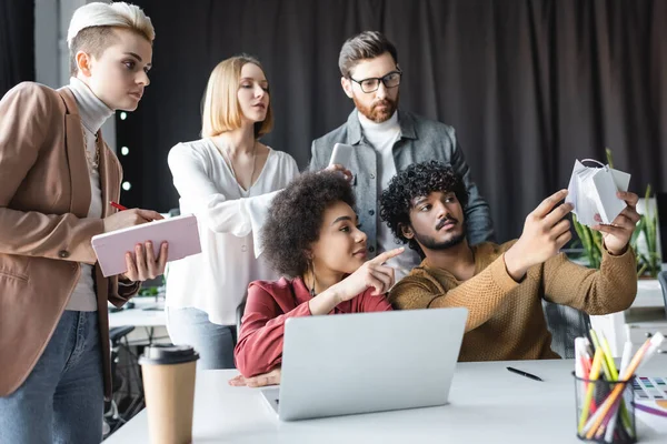 Indický Designér Ukazující Ukázky Multikulturním Kolegům Reklamní Agentuře — Stock fotografie