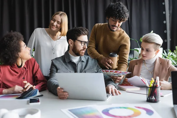 Indischer Mann Mit Coffee Zeigt Farbproben Interrassische Kollegen Werbestudio — Stockfoto