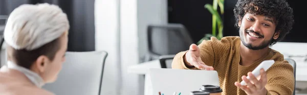 Glücklicher Indischer Mann Zeigt Seinem Verschwommenen Kollegen Werbeagentur Sein Smartphone — Stockfoto