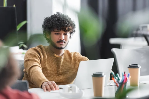 Joven Diseñador Indio Que Trabaja Cerca Computadora Portátil Agencia Publicidad — Foto de Stock