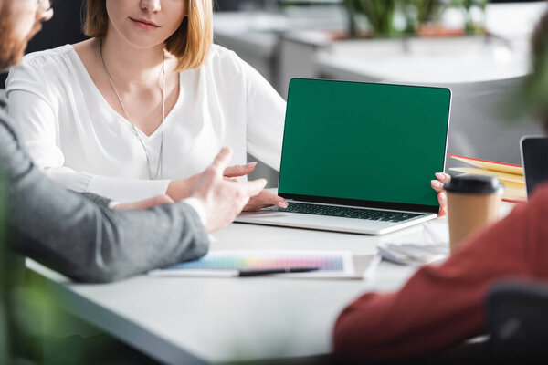 Manager Pubblicitari Che Puntano Computer Portatile Con Schermo Verde Mentre — Foto Stock