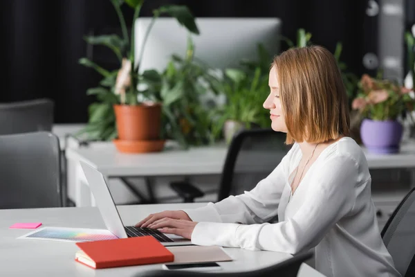 Tampilan Samping Dari Manajer Iklan Tersenyum Mengetik Laptop Kantor — Stok Foto