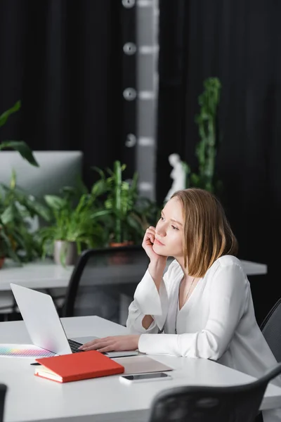 Przemyślany Menedżer Reklamy Siedzi Pobliżu Laptopa Notebooka Biurze — Zdjęcie stockowe