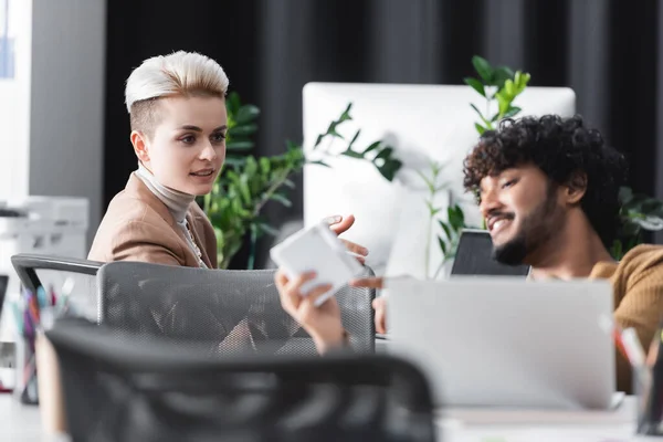 Mujer Rubia Señalando Muestras Cerca Diseñador Indio Sonriente Agencia Publicidad — Foto de Stock