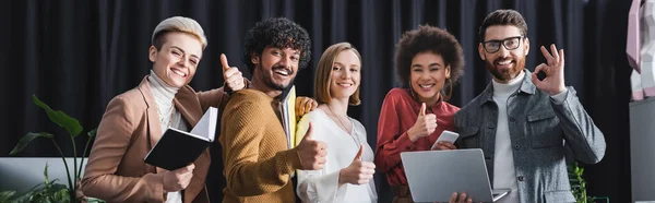 Alegres Administradores Publicidad Multiétnica Mostrando Pulgares Hacia Arriba Oficina Bandera — Foto de Stock