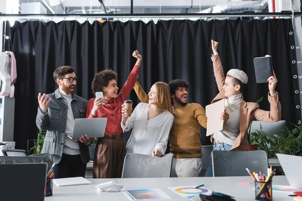 Opgewonden Multi Etnische Zakenmensen Tonen Succes Gebaar Reclamebureau — Stockfoto