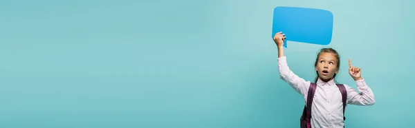 Полноценный Малыш Рюкзаком Идеей Говорящим Мыльным Пузырем Голубом Баннере — стоковое фото