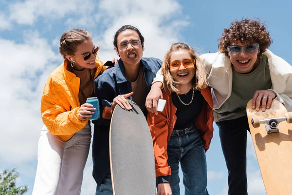 Asian Skater Grimacing Cheerful Friends Having Fun Outdoors — Stock Photo, Image