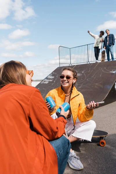Glimlachende Vrouw Bril Praten Met Vriend Buurt Wazig Skaters Helling — Stockfoto