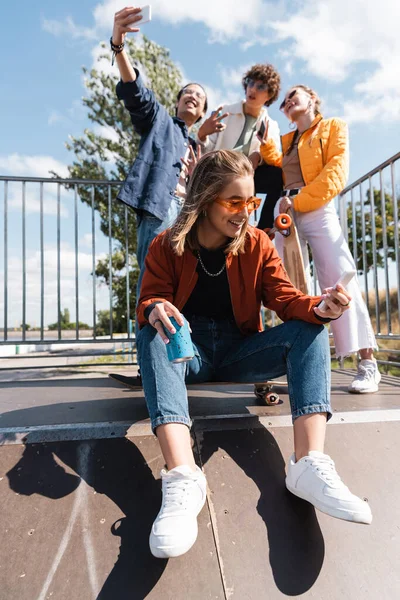 Mujer Sonriente Gafas Sol Con Estilo Utilizando Teléfono Móvil Cerca — Foto de Stock