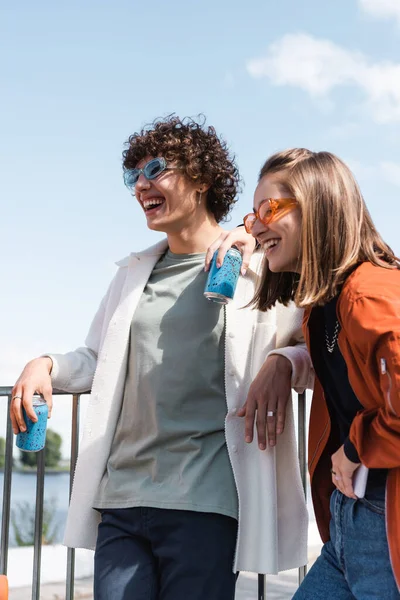 Pareja Joven Elegante Con Latas Refrescos Sonriendo Aire Libre — Foto de Stock