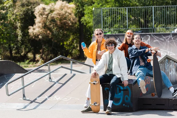 Szczęśliwy Stylowy Wieloetniczny Przyjaciele Patrząc Aparat Fotograficzny Skate Parku — Zdjęcie stockowe