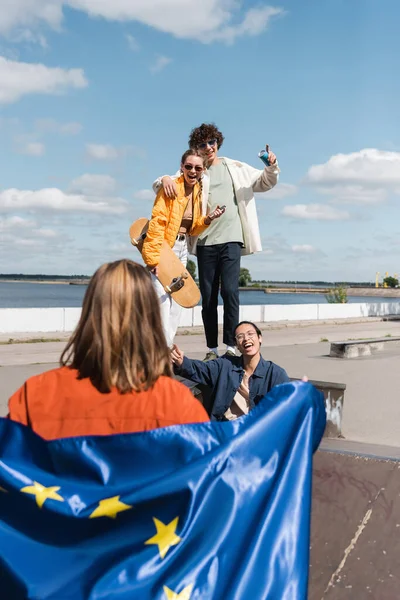Boldog Multikulturális Barátok Mutogatnak Európai Unió Zászlajával Rendelkező Nőkre Homályos — Stock Fotó