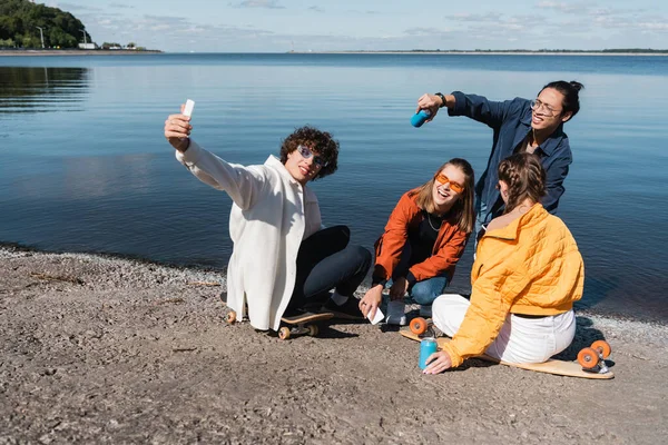 Joven Tomando Selfie Teléfono Inteligente Con Amigos Multiétnicos Felices Orilla — Foto de Stock