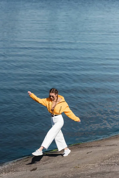 Pleine Longueur Jeune Femme Mode Avec Les Mains Tendues Marchant — Photo