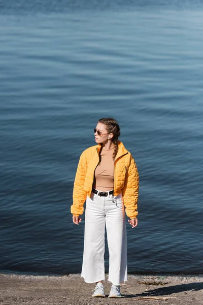 Full Length Woman White Trousers Yellow Jacket Looking Away River — Stock Photo, Image