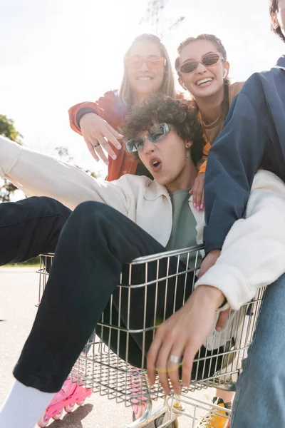 Hombre Asombrado Montando Carrito Compras Cerca Amigos Alegres — Foto de Stock