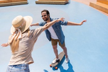 Çift kaykay parkında sörf yaparken eğleniyor. 