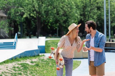 Paten parkında konuşan çift hakkında yan görüş 